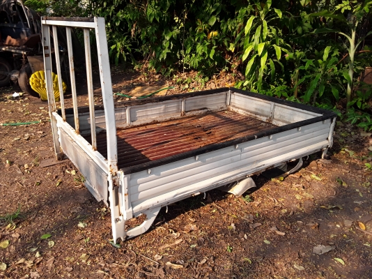 กระบะเปิดสามด้านเก่าญี่ปุ่น