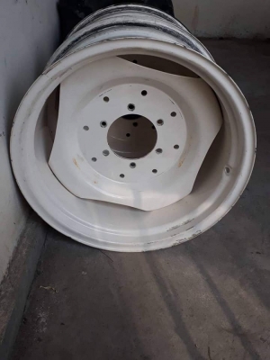 กระทะล้อพร้อมยาง ขอบ 12.4-24 จำนวน 1 คู่