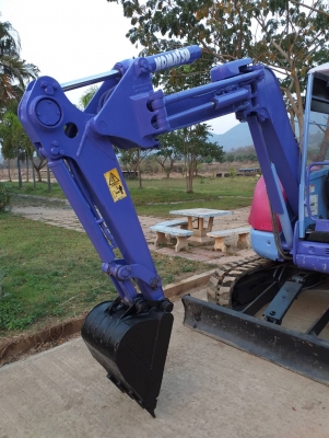 ขายรถขุด Komatsu PC28UU-3 เครื่องKomatsu 3สูบ เครื่องยนต์3D82 คอนโทรลสั้น ปั้มนิ้ว แทรคยาง มีหลังคา 
