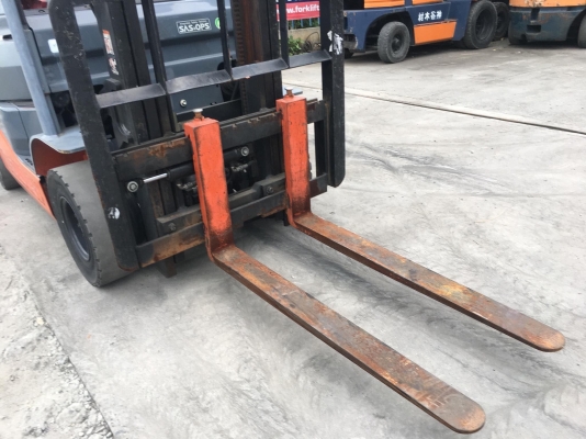 รถโฟล์คลิฟท์เสาสูง3เมตรเครื่องยนต์ดีเชลเกียร์ออโต้ รถโฟล์คลิฟท์เสาสูง3เมตรเครื่องยนต์ดีเชลเกียร์ออโต้