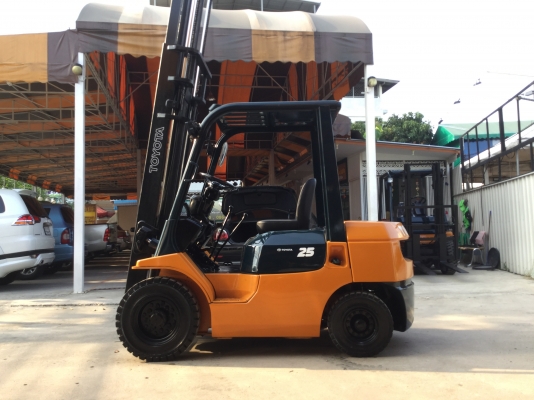 อาร์ ซี เอช โฟรคลิฟท์   ขาย โตโยต้า รุ่น 5 ดีเซล 2.5 ตัน เสา 3 เมตร