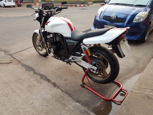 ขาย HONDA CB400 เวอร์ชั่นR LIMITEDไฟเหลี่ยม เดิมๆ มีท่อแต่ง กันล้ม ทะเบียนเล่มเขียวพร้อมโอน ราคา 650