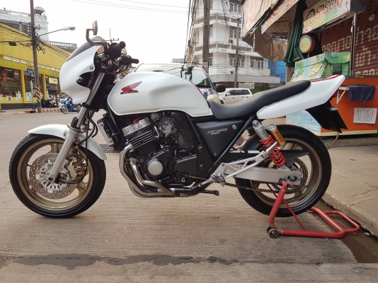 ขาย HONDA CB400 เวอร์ชั่นR LIMITEDไฟเหลี่ยม เดิมๆ มีท่อแต่ง กันล้ม ทะเบียนเล่มเขียวพร้อมโอน ราคา 650