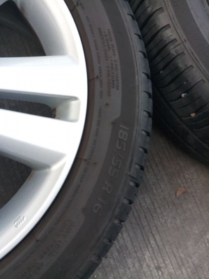 ล้อHonda jazz ขอบ16 4x100 ยางมิเชอลิน ใส่ได้หลายยี่ห้อ ล้อสวยไม่มีรอยเบียดเลยยางมิเชอลิน 185 55 16 ปี14