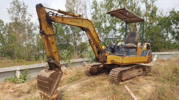 ขาย แบคโฮ KOMATSU PC30-6 เอกสารใบซื้อขาย เครื่องดี ปั้มเฟือง ช่วงล่าง 70\% ราคาต่อรองได้ครับ