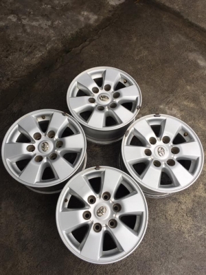 ล้อโตโยต้า ขอบ15+น๊อต สีเดิมโรงงานมีลอยตามการใช้งาน  ชุด4000บาท รับเองลดได้อีก โทร0879050181.ส่งได้ทั่วไทย