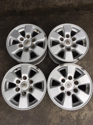 ล้อโตโยต้า ขอบ15+น๊อต สีเดิมโรงงานมีลอยตามการใช้งาน  ชุด4000บาท รับเองลดได้อีก โทร0879050181.ส่งได้ทั่วไทย