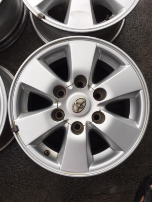 ล้อโตโยต้า ขอบ15+น๊อต สีเดิมโรงงานมีลอยตามการใช้งาน  ชุด4000บาท รับเองลดได้อีก โทร0879050181.ส่งได้ทั่วไทย