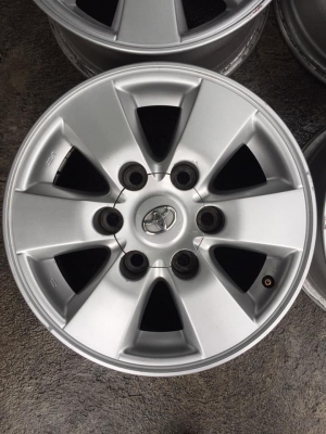 ล้อโตโยต้า ขอบ15+น๊อต ทำสีใหม่มีลอยตามการใช้งาน  #ชุด4วง4500บาท สนใจโทร0879050181.ส่งได้ทั่วไทย