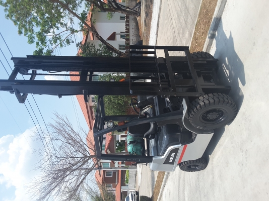 นิสสัน 2.5 ตันเสายกสูง 5 เมตร เกียร์ออโต้ สนใจโทร0813535948