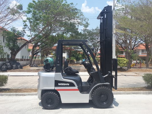 นิสสัน 2.5 ตันเสายกสูง 5 เมตร เกียร์ออโต้ สนใจโทร0813535948