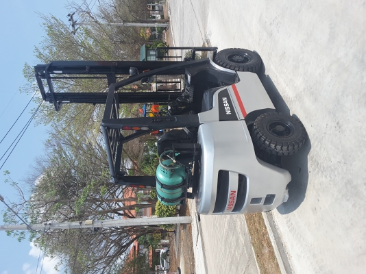 นิสสัน 2.5 ตันเสายกสูง 5 เมตร เกียร์ออโต้ สนใจโทร0813535948