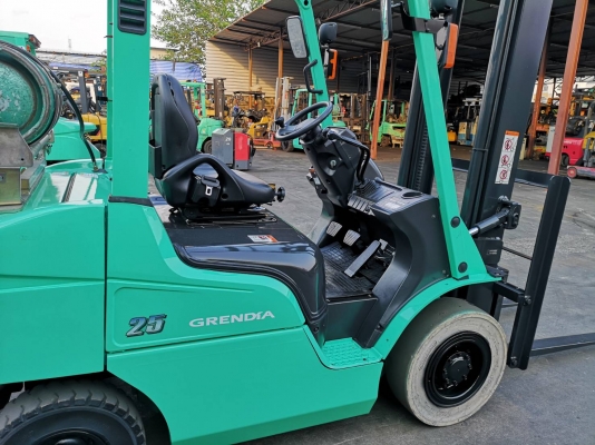 รถยกมิตซูบิชิ น้ำหนักยก 2.5 ตัน เสาสูง 4 เมตร เครื่องยนต์เบนซินติดแก๊ส เกียร์ออโต้