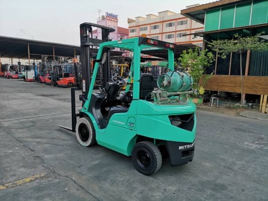 รถยกมิตซูบิชิ น้ำหนักยก 2.5 ตัน เสาสูง 4 เมตร เครื่องยนต์เบนซินติดแก๊ส เกียร์ออโต้