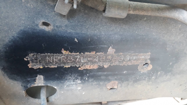 รถบรรทุกตู้ 6 ล้อ ISUZU NPR 110 แรง