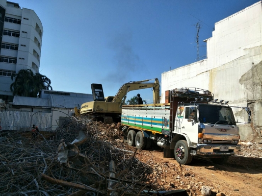 มี VDO ให้ชม. KOMATSU PC200-6 ระบบไฟเต็ม ไม่มีเอกสาร มีระบบหัวกระแทก ราคา 700000