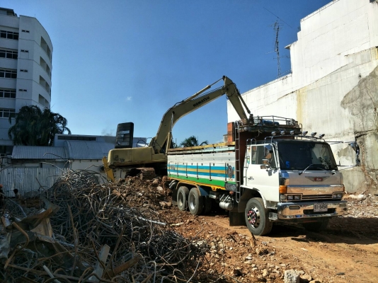 มี VDO ให้ชม. KOMATSU PC200-6 ระบบไฟเต็ม ไม่มีเอกสาร มีระบบหัวกระแทก ราคา 700000
