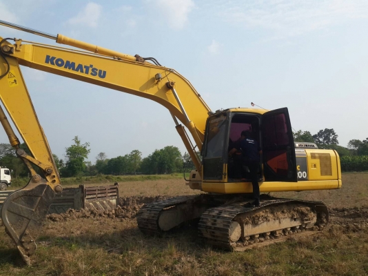 ขายด่วน!! Komatsu PC200-7 ไมล์ 16,000 สภาพสวยๆค่ะ