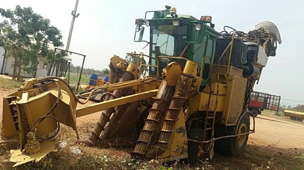 รถตัดอ้อย รุ่น คามีโก้ (จอนเดียตัวแรก) เครื่อง cat 360 แรง เปลี่ยนมาเมื่อปีที่แล้ว ราคา 3.4 ล้าน ติดต่อ 089-5367218. 081-4252943 รถตัดอ้อย รุ่น คามีโก้ (จอนเดียตัวแรก) เครื่อง cat 360 แรง เปลี่ยนมาเมื่อปีที่แล้ว ราคา 3.4 ล้าน ติดต่อ 089-5367218. 081-4252943