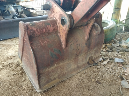 ขายบุ้งกี๋ตักทราย (เก่านอก)   (หน้ากว้าง 66 เซน , รูสลัก 40มิล)         ????ราคา 5,000 บาท???? ☎️สนใจติดต่อ 096-3268553 (สถิตย์พันธ์) ????ID LINE 0963268553 ร้านรุ่งเจริญแทรกเตอร์ อำเภอพระพุทธบาท จังหวัดสระบุรี