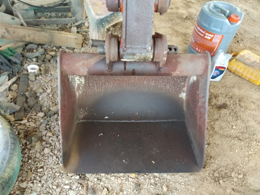 ขายบุ้งกี๋ตักทราย (เก่านอก)   (หน้ากว้าง 66 เซน , รูสลัก 40มิล)         ????ราคา 5,000 บาท???? ☎️สนใจติดต่อ 096-3268553 (สถิตย์พันธ์) ????ID LINE 0963268553 ร้านรุ่งเจริญแทรกเตอร์ อำเภอพระพุทธบาท จังหวัดสระบุรี