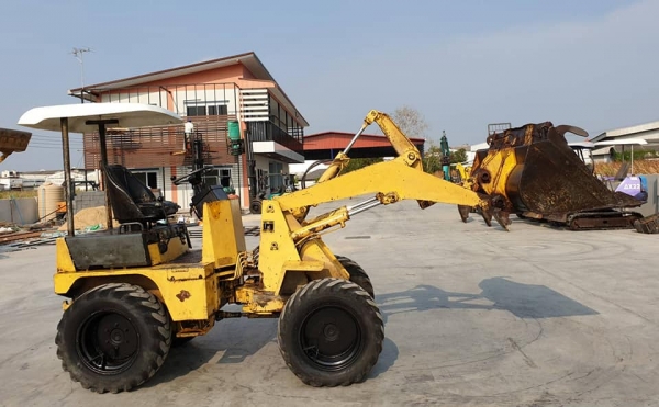 WS500 มิตซู (รถนอก นำเข้า ขายถูก)@185,000บาท.น้ำมันดีเซล ขับเคลือน4ล้อ ตักได้1คิว เอวอ่อน ยกสูง3เมตร สีเดิมๆระบบทำงานดีทุกระบบ  เป็นรถนอกเพื่งนำเข้ามายังไม่เคยใช้งานในไทยเลยปั้มแรงสถาพดีพร้อมใช้งานมีเอกสารอินวอย รถขายตามสภาพ เอกสารอินวอยสนใจคลิ๊ก ☎ 081-98