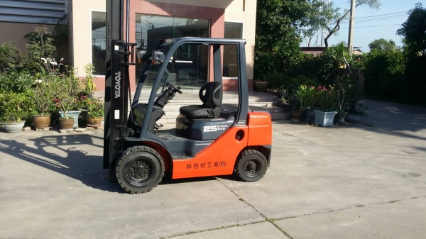 TOYOTA  2.5 ตัน รุ่น8  ดีเซล ออโต้ รถสวย นำเข้าญี่ปุ่นมือสอง ชมเครื่องจักร โฟล์คลิฟท์ รอก นับ1,000รายการจากญี่ปุ่นwww.paholgroup.com