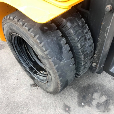 ขายรถโฟล์คลิฟท์ตักยางพารา ขายรถโฟล์คลิฟท์ตักยางพารา