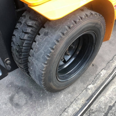 ขายรถโฟล์คลิฟท์ตักยางพารา ขายรถโฟล์คลิฟท์ตักยางพารา