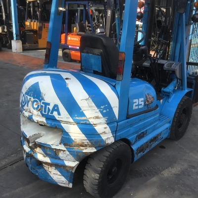 ขายรถโฟล์คลิฟท์ตักยางพารา ขายรถโฟล์คลิฟท์ตักยางพารา