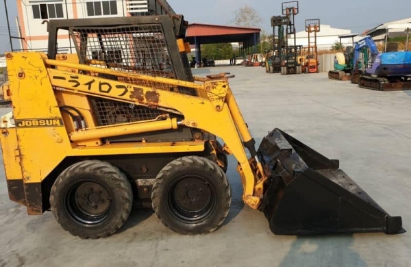 BOBCAT บ๊อบแคท รถตักล้อยาง ขนาดเล็ก จิ๋วแต่เจ๋งมาก (รถนอก นำเข้า ขายถูก) @135,000บาท.รถตักดีเซล ตักได้ 0.8คิว ขับ4ล้อ ยกสูง3เมตร  สีเดิมๆระบบทำงานดีทุกระบบเป็นรถนอกเพื่งนำเข้ามายังไม่เคยใช้งานในไทยเลยเครื่องดีเซล3สูบยันม่าปั้มแรงสถาพดีพร้อมใช้งานทำงานคองต