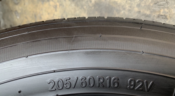 ยางป้ายแดง 205-60-16 TOYO ปี 18 เต็มๆ มีตุ่มลาง ยางป้ายแดง 205-60-16 TOYO ปี 18 เต็มๆ มีตุ่มลาง
