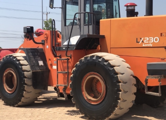 ขายรถตักล้อยาง HITACHI LX230-7 (TCM L40-3) ปี 2005 นำเข้าเองจากญี่ปุ่น สภาพสวยพร้อมใช้ มีVDOการทำงานครับ