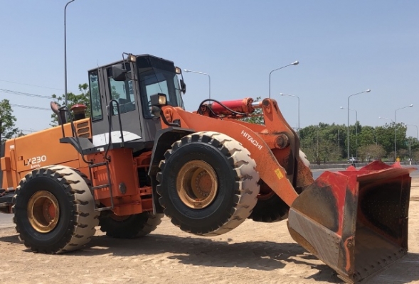 ขายรถตักล้อยาง HITACHI LX230-7 (TCM L40-3) ปี 2005 นำเข้าเองจากญี่ปุ่น สภาพสวยพร้อมใช้ มีVDOการทำงานครับ