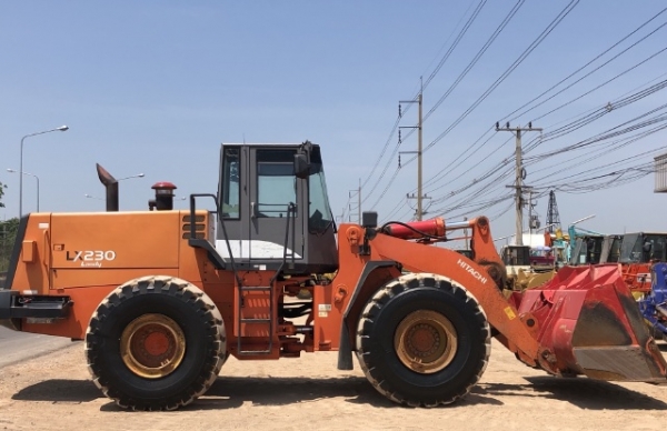 ขายรถตักล้อยาง HITACHI LX230-7 (TCM L40-3) ปี 2005 นำเข้าเองจากญี่ปุ่น สภาพสวยพร้อมใช้ มีVDOการทำงานครับ