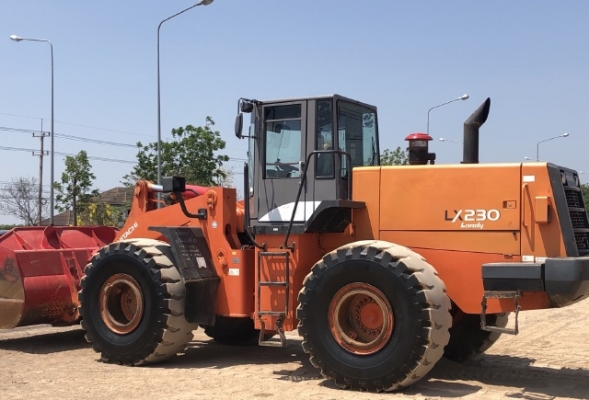 ขายรถตักล้อยาง HITACHI LX230-7 (TCM L40-3) ปี 2005 นำเข้าเองจากญี่ปุ่น สภาพสวยพร้อมใช้ มีVDOการทำงานครับ