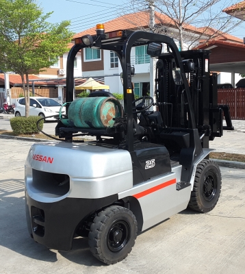 2.5 ตันเสา 3 ตอนยกสูง 4.3 เมตรฟลูฟรีติดตั้งงาเทเกียร์ออโต้เครื่องนิสสันK21  0813535948