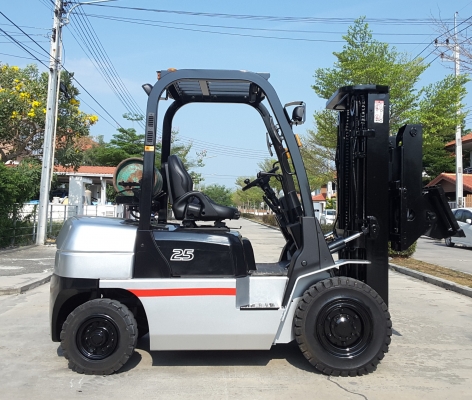 2.5 ตันเสา 3 ตอนยกสูง 4.3 เมตรฟลูฟรีติดตั้งงาเทเกียร์ออโต้เครื่องนิสสันK21  0813535948