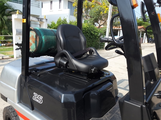 2.5 ตันเสา 3 ตอนยกสูง 4.3 เมตรฟลูฟรีติดตั้งงาเทเกียร์ออโต้เครื่องนิสสันK21  0813535948