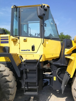 ขายถูก KOMATSU WA320-6 สภาพสวย นำเข้าจากญี่ปุ่น โทร.090-986-2521 อ๊อบ