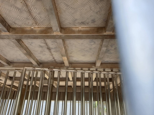 กรงหมู 2 ชั้น ยาว 5.1 ม. กว้าง 2.3 ม. สูง 2.2 ม. คัสซี 85 ซม. โทร 081-4252943