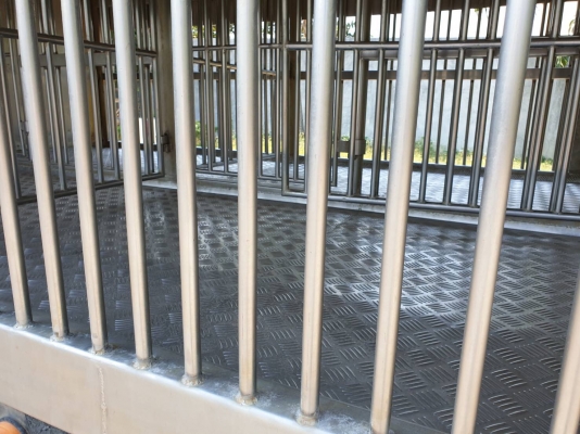 กรงหมู 2 ชั้น ยาว 5.1 ม. กว้าง 2.3 ม. สูง 2.2 ม. คัสซี 85 ซม. โทร 081-4252943