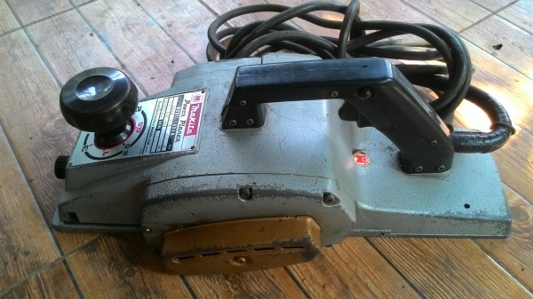 กบไฟฟ้า MAKITA 1804 N (Mแดง) สภาพสวยๆเลย กบไฟฟ้า MAKITA 1804 N (Mแดง) สภาพสวยๆเลย