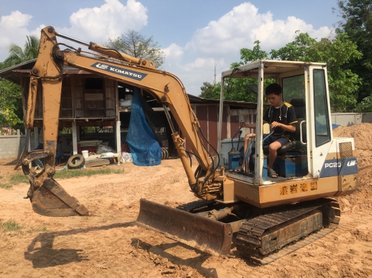 KOMATSU PC 20-6 เครื่องดีแรงดีมากครับ บอดี้หัวเก๋งสวยๆพร้อมใช้งานได้เลย ทำงานได้เร็วไม่โหลด ช่วงล่างเอวแน่น ฉีกเลี้ยวได้ดีครับ เอกสารซื้อขาย ราคาต่อรองได้ครับ
