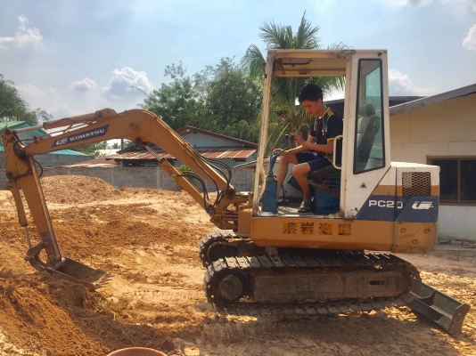 KOMATSU PC 20-6 เครื่องดีแรงดีมากครับ บอดี้หัวเก๋งสวยๆพร้อมใช้งานได้เลย ทำงานได้เร็วไม่โหลด ช่วงล่างเอวแน่น ฉีกเลี้ยวได้ดีครับ เอกสารซื้อขาย ราคาต่อรองได้ครับ