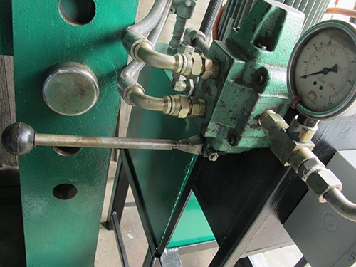 ขายแท่นอัดไฮดรอลิคขนาดใหญ่โครงแข็งแรงเกิน100ตัน