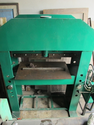 ขายแท่นอัดไฮดรอลิคขนาดใหญ่โครงแข็งแรงเกิน100ตัน ขายแท่นอัดไฮดรอลิคขนาดใหญ่โครงแข็งแรงเกิน100ตัน