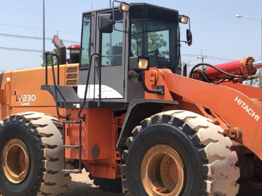 ขายรถตักล้อยาง HITACHI LX230-7 (TCM L40-3) ปี 2005 นำเข้าเองจากญี่ปุ่น สภาพสวยพร้อมใช้ มีVDOการทำงานครับ