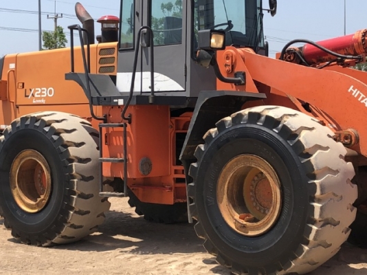 ขายรถตักล้อยาง HITACHI LX230-7 (TCM L40-3) ปี 2005 นำเข้าเองจากญี่ปุ่น สภาพสวยพร้อมใช้ มีVDOการทำงานครับ