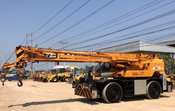 ขายรถเครน TADANO TR250M-6 (ขนาด 25 ตัน) ปี 2000 นำเข้าเองจากญี่ปุ่น สภาพสวยพร้อมใช้ มีVDOการทำงานครับ